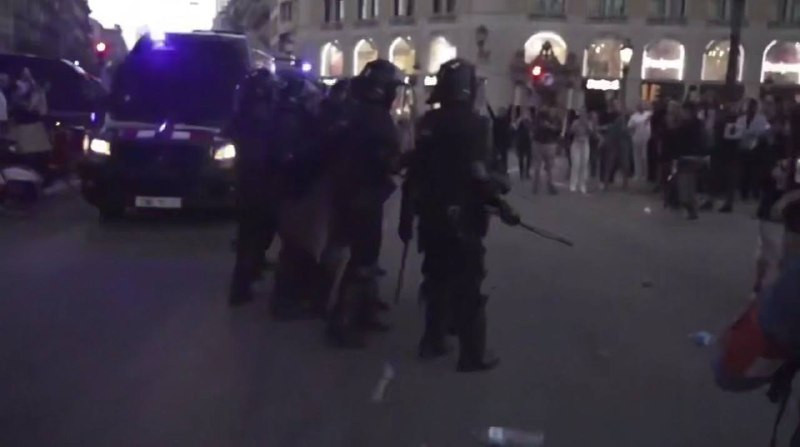 إسبان يهاجمون العلامات التجارية المؤيدة للاحتلال، عقب تأكيد معتقلين من "أسطول الصمود" أن جنود الاحتلال أحضروا منتجات داعمة لجيشه، مثل "كوكاكولا" و"ماك...