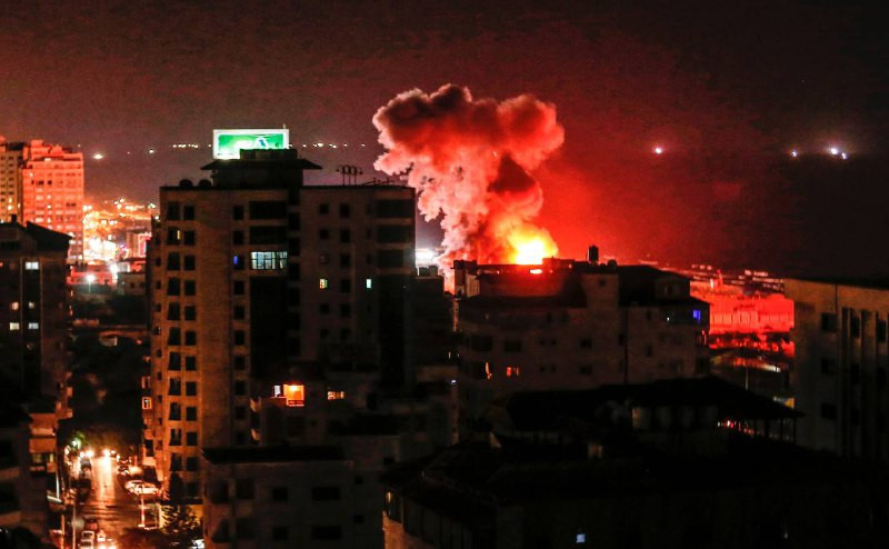 تشن طائرات الاحتلال في هذه الأثناء غارات عنيفة غرب مدينة غزة، وسط تحليق مكثف للطيران الحربي في أجواء القطاع، وتُسمع أصوات انفجارات متتالية في مدينة غز...