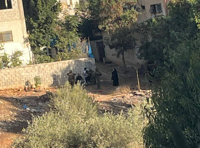 اقتحمت آليات الاحتلال مدينة طوباس بعد تسلّل قواتٍ خاصة إلى المدينة، واعتقلت ثلاثة شبان خلال الاقتحام المستمر لمنطقة السوق الحرة...