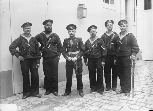 Кореец, офицер и матросы