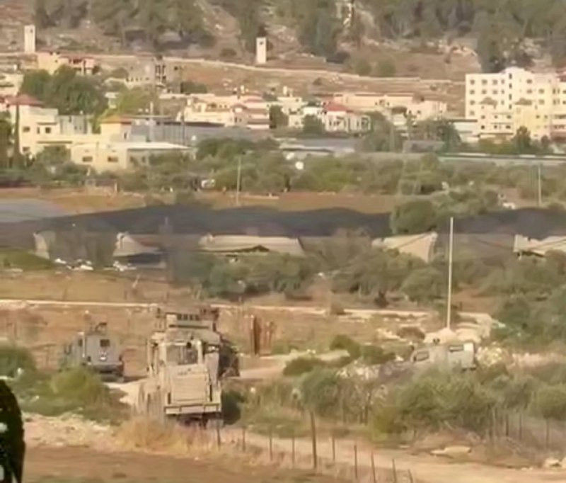  جيش الاحتلال يدفع بتعزيزات عسكرية مع جرافات باتجاه مدينة جنين من سهل مرج ابن عامر شمال الضفة الغربية...