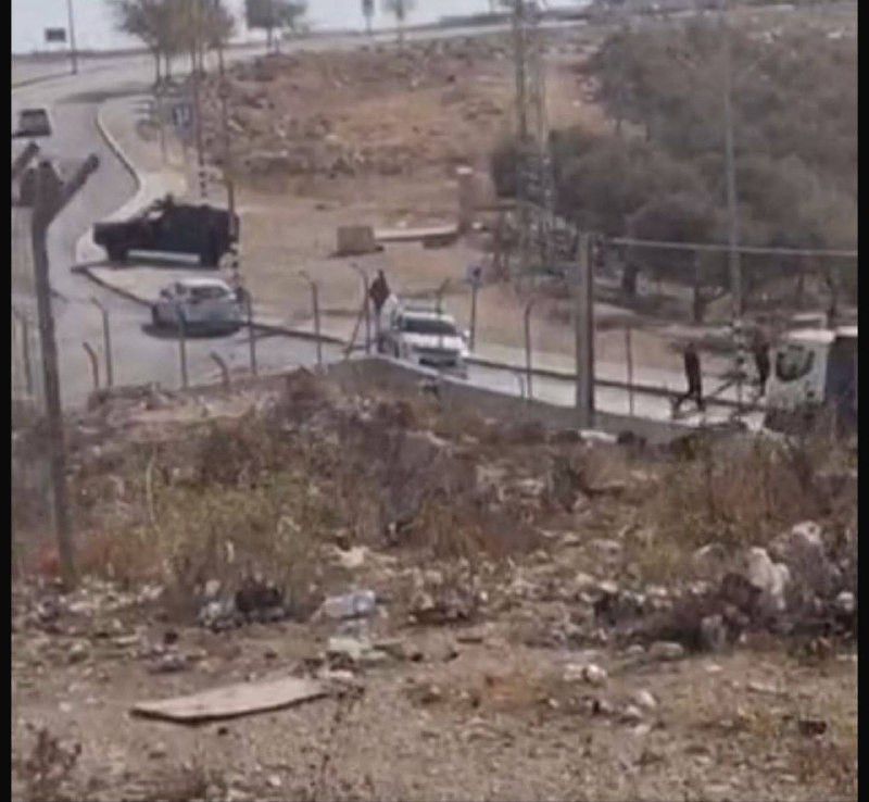 قوات الاحتلال تعتقل مواطناً بعد إيقاف مركبته والاعتداء عليه بالضرب، على دوار جبع شمال شرق القدس المحتلة....