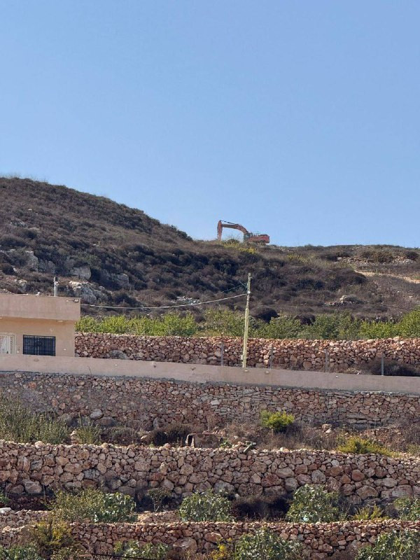 جرافات الاحتلال تقتحم طريق استيطاني باتجاه قرية الفندقمية جنوب مدينة جنين...