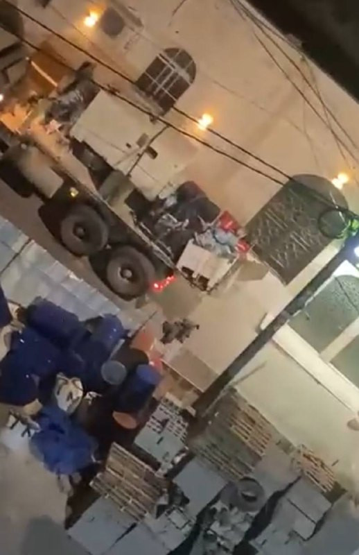 مصادر محلية: قوات الاحتلال تجهز لتفجير منزل ثالث لعائلة الهيموني في منطقة أبو كتيلة بالخليل....