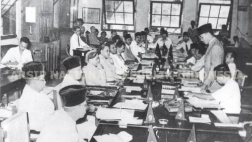 suasana persidangan ppki agustus 1945 untuk menetapkan undang undang dasar 1945 yang pembukaannya me.jpg