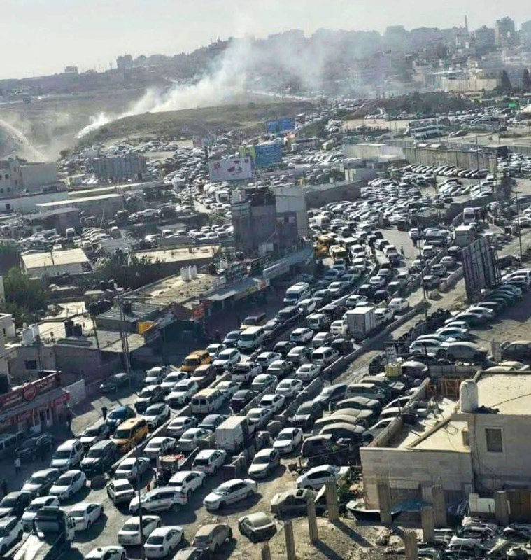 صورة| أزمة خانقة جداً إثر تضييقات الاحتلال على حاجز قلنديا بالقدس المحتلة، صباح اليوم....