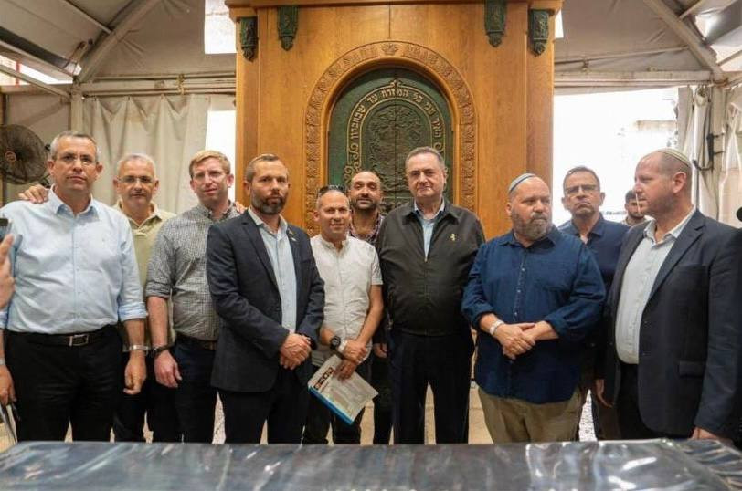 وزير جيش الاحتلال يسرائيل كاتس يعلن دعمه لضم الضفة الغربية خلال اجتماعه مع قادة المستوطنات في المسجد الإبراهيمي في الخليل...