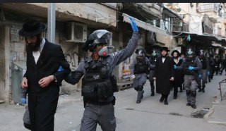 إيلي هيرشمان: يقبع حاليًا حوالي 100 من الحريديم في السجن العسكري، معظمهم اعتقلوا في مطار بن غوريون أثناء محاولتهم مغادرة البلاد وحكم عليهم بفترات سجن ...