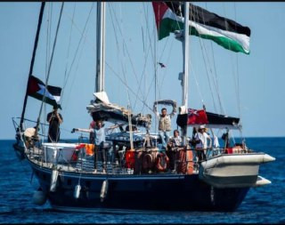 مسيرات استطلاع تحلق فوق سفن تابعة لأسطول الصمود العالمي لكسر الحصار عن غزة في البحر المتوسط....