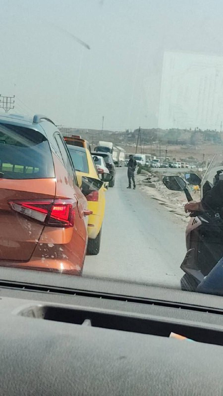 قوات خاصة تابعة للاحتلال توقف مركبة وتغلق الطريق أمام المركبات الفلسطينية على حاجز جبع شمال القدس....