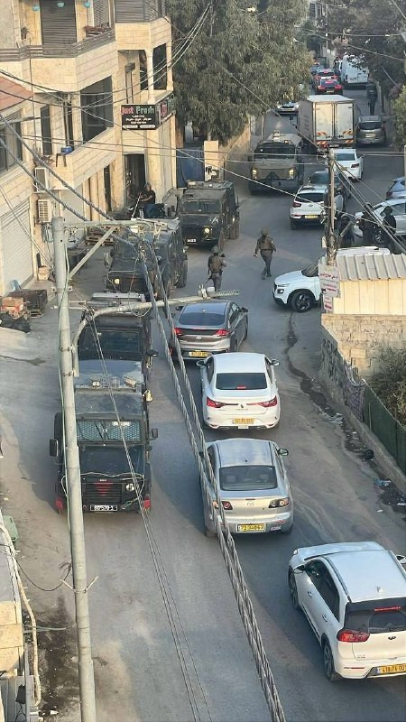 قوات الاحتلال تعتقل سيدة وابنتها من بلدة حزما شمال شرق القدس المحتلة، وتطلق قنابل الغاز والصوت بكثافة....