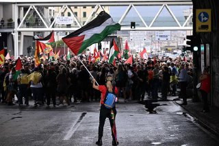 إيطاليا تشهد اليوم إضرابًا عامًا واسعًا نصرةً لغزة، شمل تعطّل المواصلات والقطاعات التعليمية والموانئ، مع مظاهرات في أكثر من 75 مدينة بينها روما وميلان...