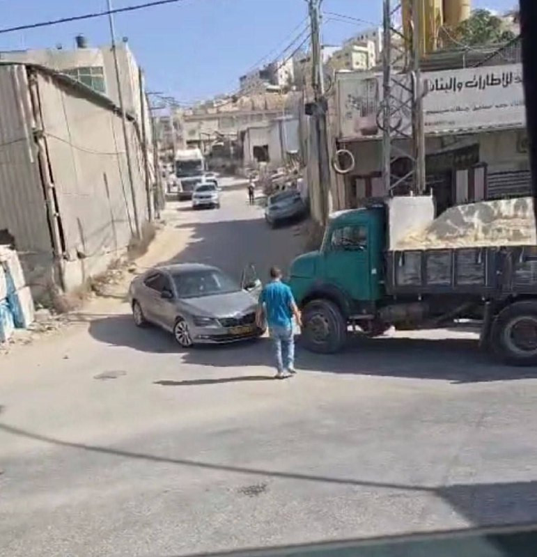 قوات الاحتلال تغلق عددا من الطرق باستخدام مركبات الأهالي بعد اقتحام منطقة الفحص في مدينة الخليل....