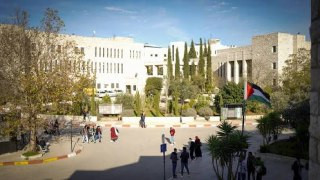عميد شؤون الطلبة في جامعة بيرزيت ذكر أن قوات الاحتلال اقتحمت حرم الجامعة بواسطة 11 آلية بعد منتصف الليلة الماضية، مما أسفر عن إصابة 5 من عناصر الأمن ب...