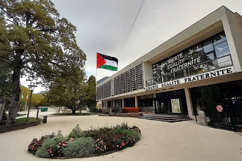 بلدية سان دوني في باريس ترفع العلم الفلسطيني على مبناها قبل ساعات من إعلان فرنسا للاعتراف بالدولة الفلسطينية....