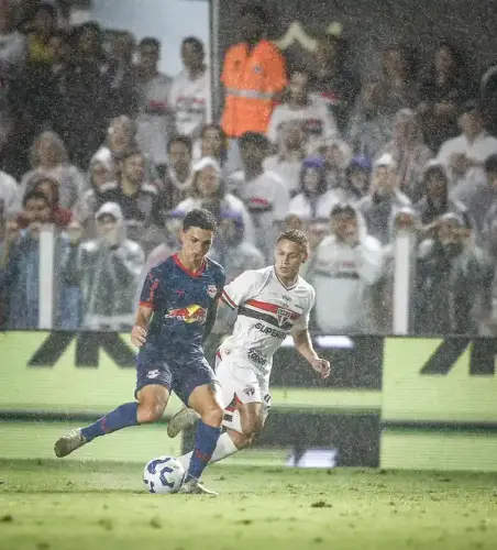 São Paulo e Red Bull Bragantino se enfrentam em jogo decisivo pelo Brasileirão; quem leva a melhor?
