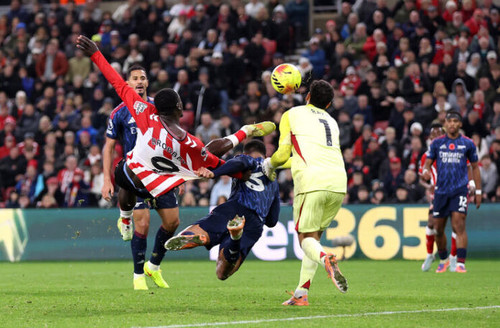 Hasil Liga Inggris Arsenal Terpeleset Chelsea Menang Mudah Brian Brobbey 2 Mirror 696x456.jpg