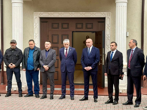 G5K1m7vXwAAr1d8.jpg