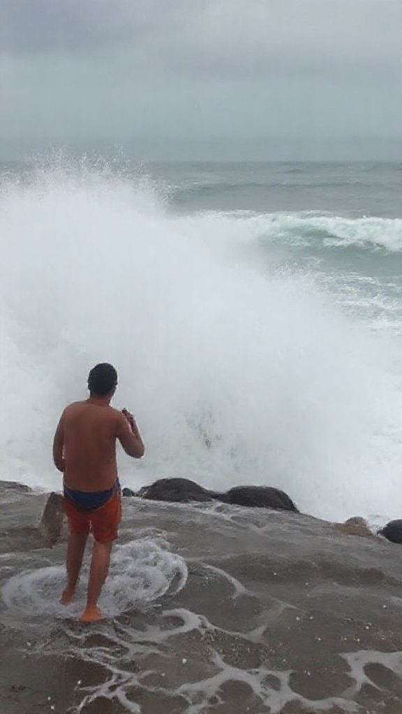 Uwan watch Big waves batter Bohol’s shores