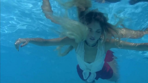 Amores verdaderos Ep 4 Eiza Gonzalez drown 1.jpg
