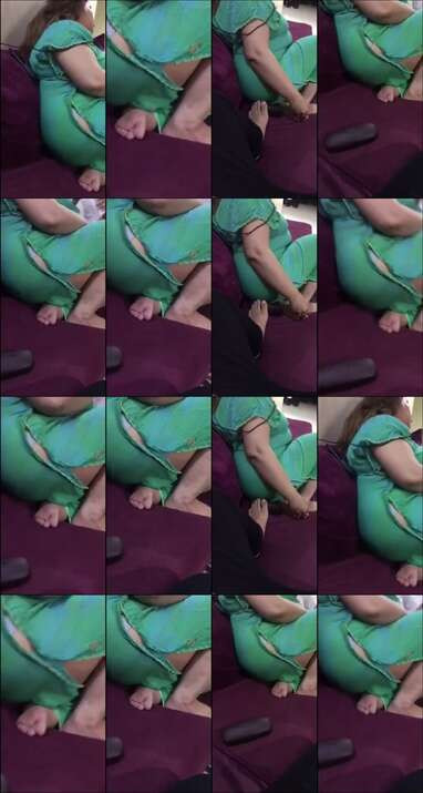 يصور امه وهى قاعده على الكنبه