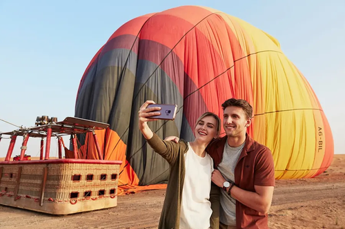 Selfei with hot air balloons.png