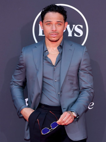 Honored to stand beside legends last night at the 2025 Espy’s. Congratulations @ilonamaher Got.jpg