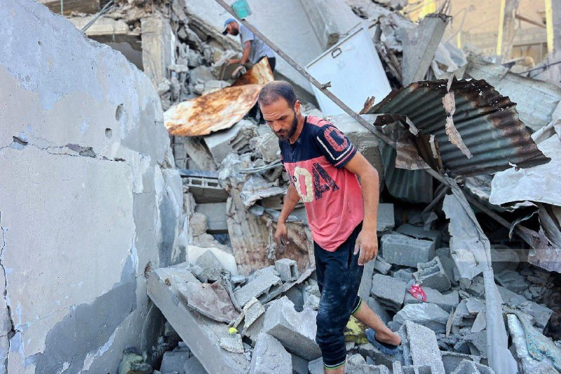 غزة: مواطنون يتفقدون اثار الدمار بعد غارة جوية اسرائيلية على منازل المواطنين في مخيم البريج وسط قطاع غزة ....