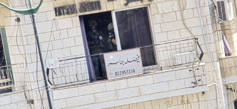 جانب من قيام جيش الاحتلال بتركيب القناصة خلال الاقتحام المستمر في وسط مدينة رام الله...