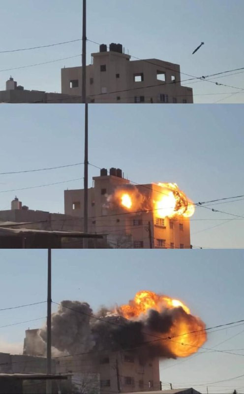 الصوت الفلسطيني يوثق لحظة قصف الاحتلال منزلًا يعود لعائلة "الشوربجي" في مواصي خانيونس جنوب قطاع غزة....