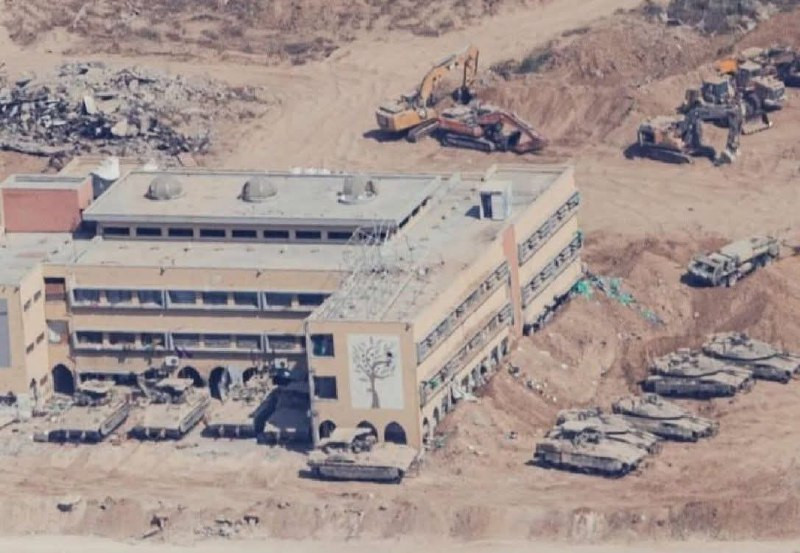 قام جيش الاحتلال بتحويل مدرسة الفرقان الأساسية للبنات في حي الزيتون شرق مدينة غزة إلى ثكنة عسكرية، مع الإشارة إلى الأضرار الكبيرة التي خلفها الاحتلال ...