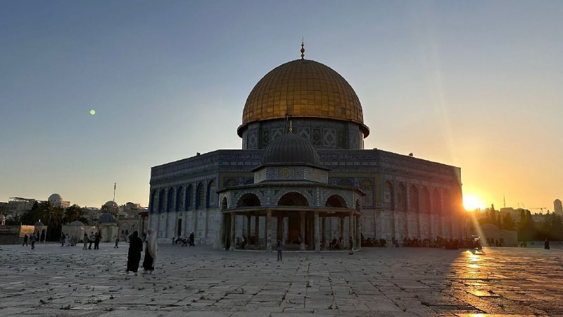 الصوت الفلسطيني : باحات المسجد الأقصى المبارك تزامناً مع غروب الشمس ....