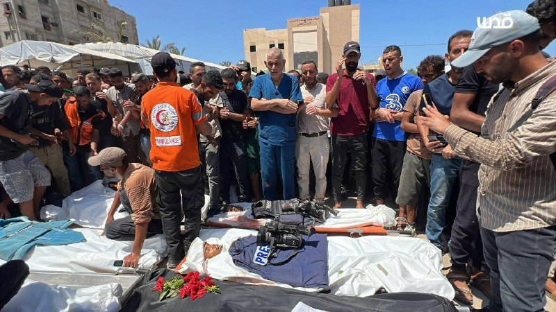 أداء صلاة الجنازة على جثامين شهداء مجزرة مجمع ناصر الطبي في مدينة غزة....