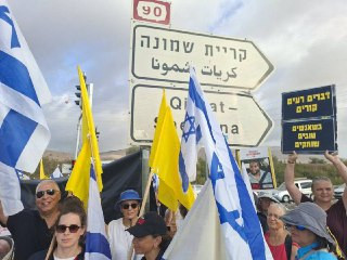 تجمع للمستوطنين عند مفترق "عميعاد" في الجليل شمال فلسطين المحتلة بهدف الضغط من أجل إبرام صفقة تبادل....