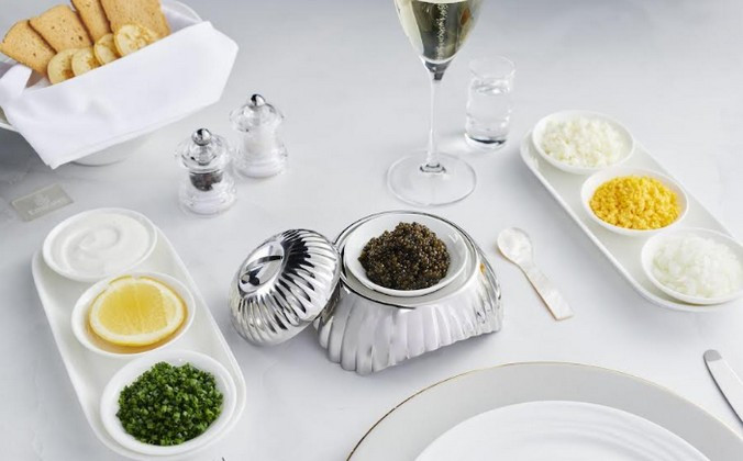 Lujo en el aire: el ritual del caviar según Emirates