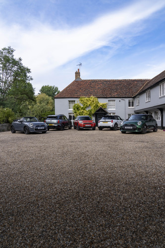 P90615159 highRes the mini family 08 2