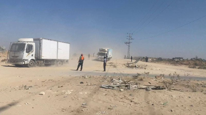 🟨 صورة | دخول شاحنات مجمدات قبل قليل من كيسوفيم وتوجهت إلى المخازن في دير البلح بقطاع غزة...