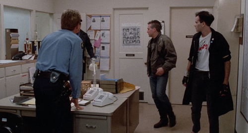 cap Killer.Klowns.from.Outer.Space.1988.REMASTERED.720p.BluRay.X264 AMIABLE 00 09 58 03.png