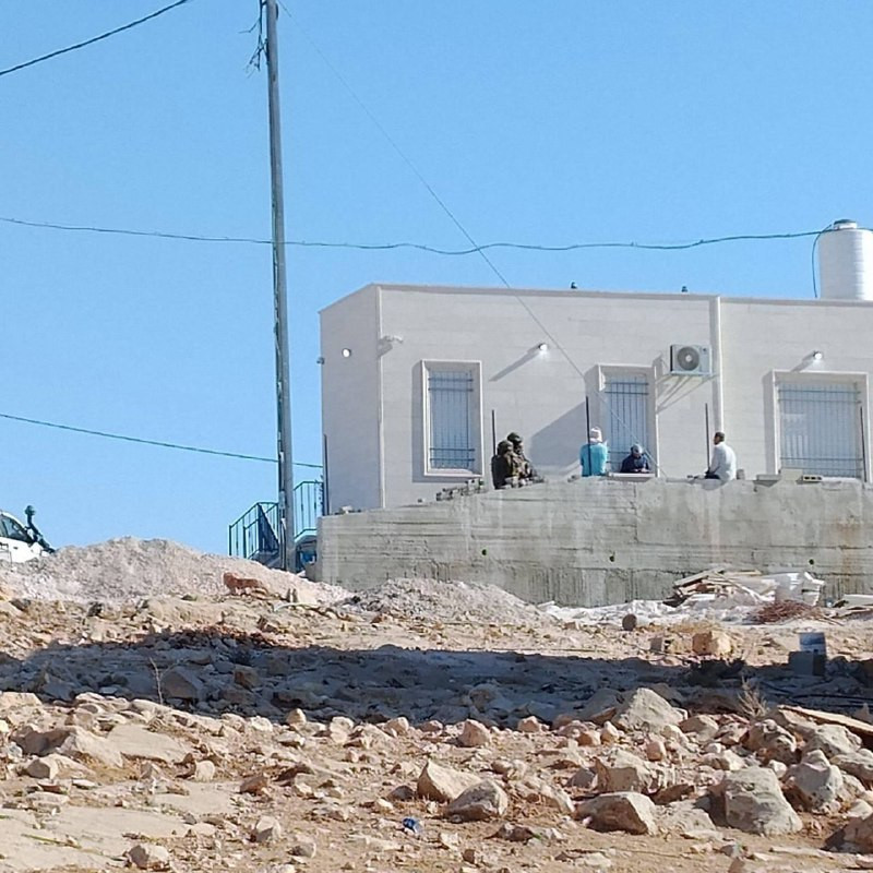 قوات الاحتلال تعتقل الشاب ناصر رمضان الأتيمين من منزله وتصادر معدات من مركز صحي في قرية الزويدين جنوب الخليل...