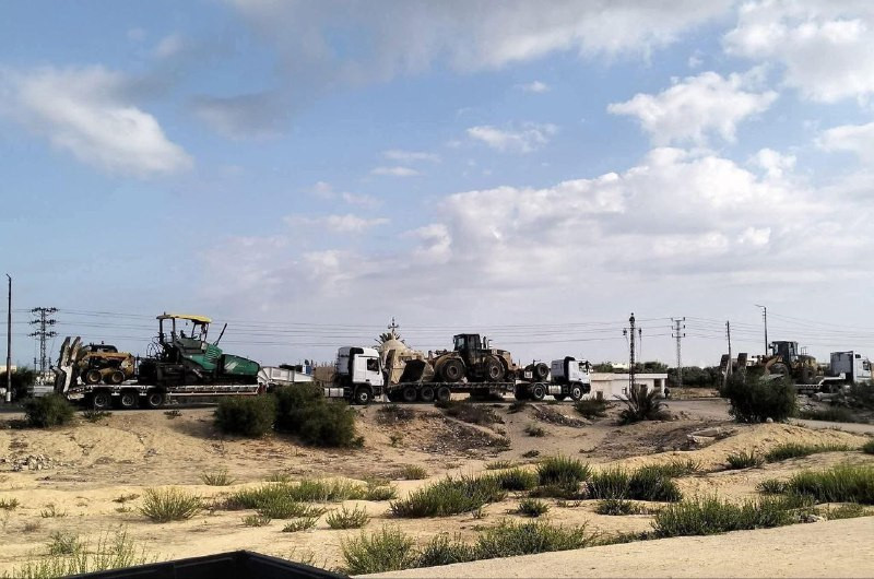 صورة| وصول شاحنات تحمل معدات ثقيلة على الجانب المصري من معبر رفح تمهيداً لدخولها إلى قطاع غزة من أجل فتح الطرق ورفع الأنقاض...