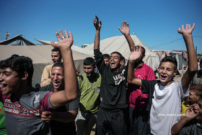 في مخيمات النزوح بغزة، يعود الفرح من جديد بإعلان نتائج الثانوية العامة ونجاح الطلبة رغم ما خلفته حرب الإبادة. تصوير: محمود بسام...