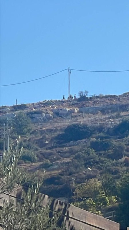 مستـ ـوطنون يثيرون استفزاز أهالي قرية أم صفا شمال رام الله ويطلقون طائرة تصوير باتجاه منازل المواطنين...