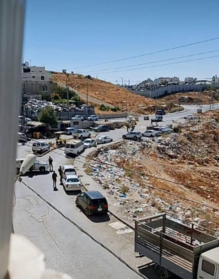 تواجدت قوات الاحتلال في منطقة سدة الكسارة جنوب الخليل، وقامت بمصادرة مركبات، وأساءت معاملة المواطنين المارين بها....