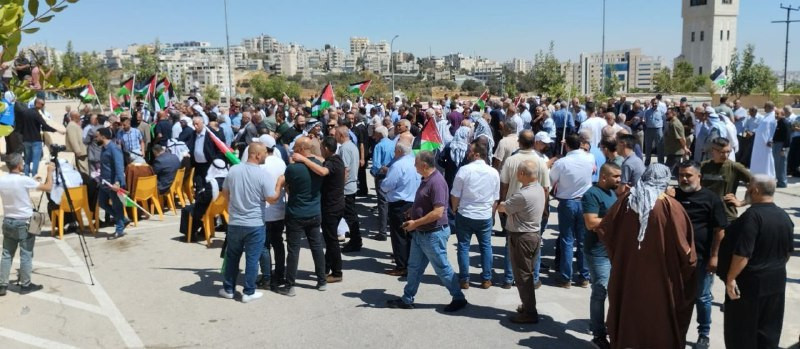 🟨وجهاء وعشائر الخليل يرفضون مشروع الاحتلال "الإمارة" وفصل المدينة عن الوطن وينظمون وقفة رافضة لتصريحات الاحتلال أمام مكتب المحافظة بالمدينة....