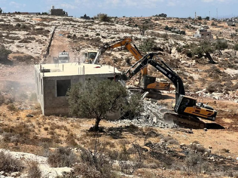 متابعة| آليات الاحـ ـتلال تدمّر منشأة في قرية شقبا غرب رام الله....