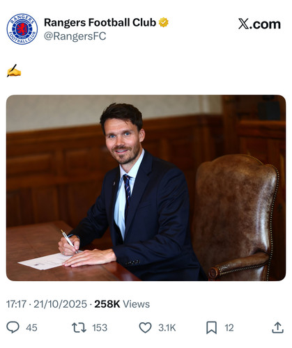 rohl signign with a plastic penIMG 9932.jpg