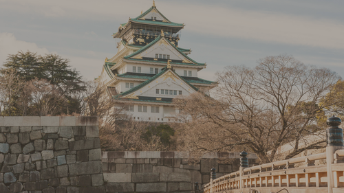 Osaka Castle with a green roof.png