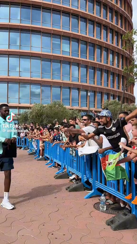 xY4BBOngtWlYIBt5.jpg