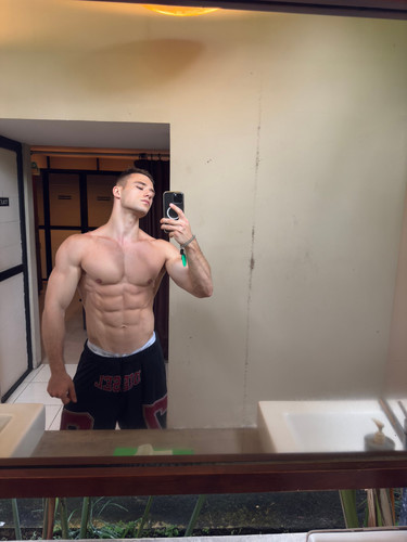 GmZzzcka8AcUqP4.jpg