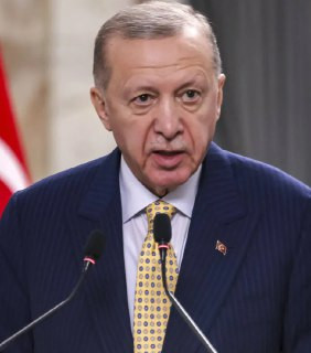 قال أردوغان إن تركيا مستعدة لتقديم كافة أشكال الدعم في غزة، مشيراً إلى أن حركة غزة هي الطرف الملتزم باتفاق وقف إطلاق النار، بينما تنتهك إسرائيل الاتفا...